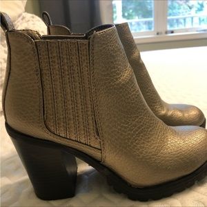 Sam and Libby size 6 Metallic gold booties
